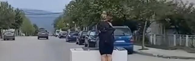 "BRAVO, LAVICE, SAMO DOMAĆICE MOGU OVAKO": Hit snimak žene iz Vranja zapalio društvene mreže - evo šta prevozi na trotinetu (VIDEO)