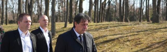 BUČNO u Kruševcu: Građani i naprednjaci okupljeni zbog Gašića, redari ih razdvajaju (VIDEO)