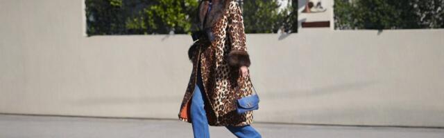Leopard mantil + farmerke = modna formula koja gori ove sezone