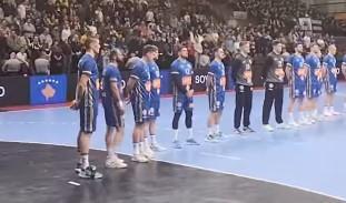 HIMNA LAŽNE DRŽAVE KOSOVO ODJEKIVALA DVORANOM U KOMŠILUKU - EVO KAKO JE PUBLIKA REAGOVALA! Ista scena kao i pre tri godine... (VIDEO)