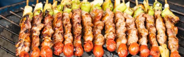 Nema bolje marinade za pileće ražnjiće: Mesu daje neverovatan ukus i mekoću, ovaj recept je zaista sve što vam treba!