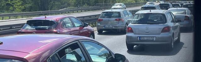 KO NIJE PORANIO, OSTAO JE ZAGLAVLJEN: Prvomajski haos na izlazima iz Beograda – kilometarske kolone na auto-putu (FOTO/VIDEO)