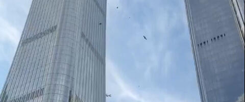 Nesreća u Pekingu: Avion se zakucao u jednu od najviših zgrada na svetu, delovi letelice padaju sa nebodera (VIDEO)
