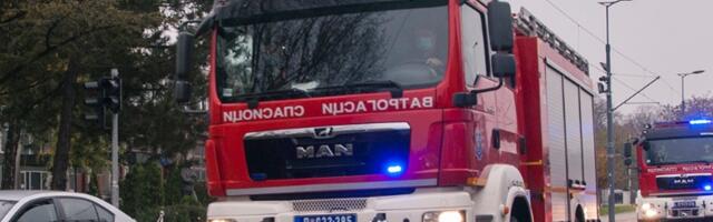 (FOTO) Dramatično u Novom Sadu: Buknuo požar u blizini kasarne "Majevica"