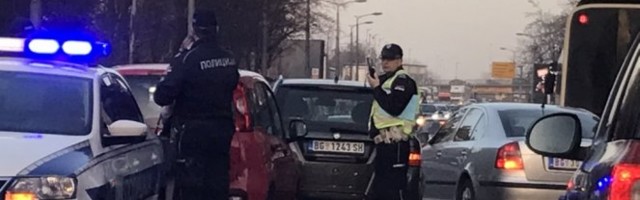 GUNGULA U BULEVARU DESPOTA STEFANA! Saobračćajna nesreća uzrokovala zastoj, intervenisala policija i Hitna pomoć!