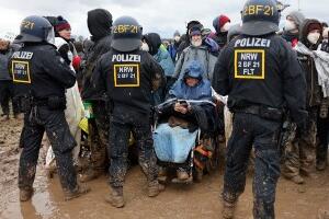 Више од 70 полицајаца повређено током евакуације немачког села Лицерат