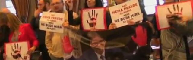 HAOS u Skupštini Vojvodine: Sukob vlasti i opozicije, naprednjaci CEPALI transparente