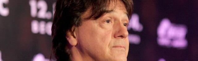 Čola grli i ljubi mlađu koleginicu! Zdravko pribio uz sebe pevačicu, ona ne skida osmeh sa lica (FOTO)