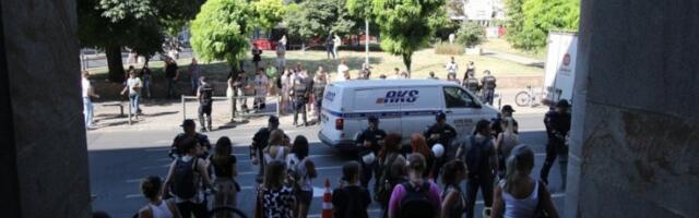 "NJEGOŠE, NINA, DOĐITE DA VIDITE KAKVI NE TREBA DA BUDETE"! Pogledajte kako razočarani otac drži lekciju o patriotizmu blokaderima: "ZAŠTO, BRE, TOLIKO MRZITE SVOJU ZEMLJU"!? (VIDEO)