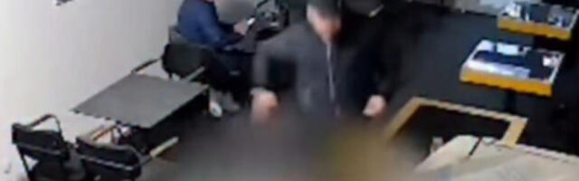 NAPAD U BERANAMA: Muškarac brutalno pretukao ženu u kafiću, pa pobegao sa mesta događaja (VIDEO)