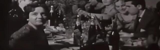 OVAKO JE IZGLEDAO DOČEK NOVE GODINE U JUGOSLAVIJI: Na stolu meze na čačkalicu, činija salate, domaće kiflice i flaša pića! (FOTO/VIDEO)