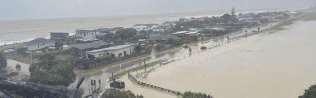 Oluja na Novom Zelandu poremetila saobraćaj, hiljade ljudi ostalo bez struje