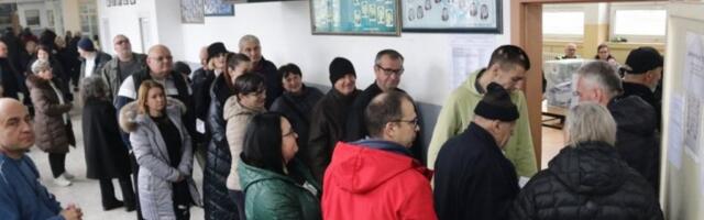 OVO JE IZLAZNOST DO 16 ČASOVA! Praznik demokratije širom Srbije: Sevojno i Aranđelovac dominiraju, narod masovno na biralištima! Ovde je IZLAZNOST VEĆ PREKO 65 ODSTO!