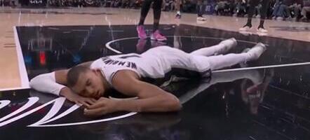 STRAVIČAN PAD VEMBANJAME! Jeziva scena u drugoj utakmici plej-ofa: Francuz udario glavom o parket i doživeo potres mozga! (VIDEO)