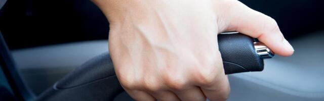 Da li pri parkiranju uvek treba povući ručnu kočnicu? Većina vozača godinama pravi istu grešku