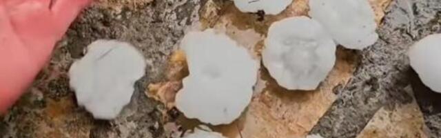 Nebo se smračilo, u trenutku nastao mrkli mrak: Snimak nevremena u ovom srpskom gradu budi jezu (VIDEO)