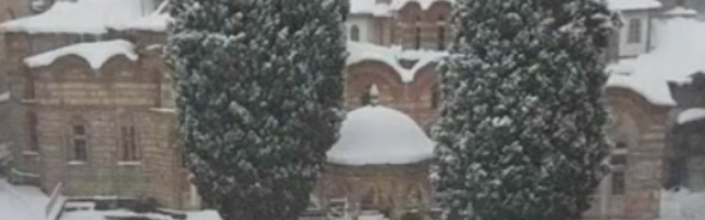 Fotografija monaha sa Svete Gore obišla svet, pogledajte šta rade u snegu
