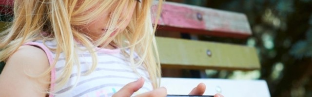 Učenicima u ovoj zemlji će biti zabranjeno nošenje mobilnog telefona u školu!