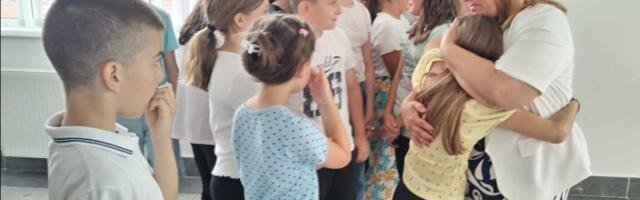 Mališani 4/1 u OŠ “8. Oktobar” u Vlasotincu održali čas ljubavi svojoj učiteljici Biljani Miltenović
