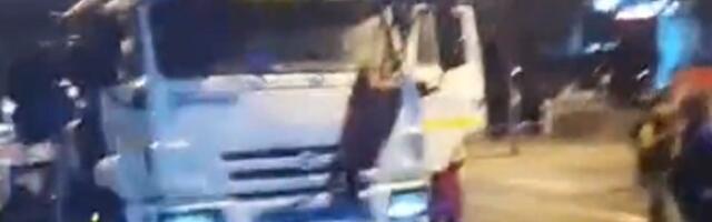 Mašina stigla kod Starog savskog mosta: Građani je blokirali (VIDEO)