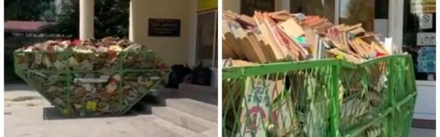 Novosadska škola bacila knjige u kontejner, među njima one sa posvetom čuvenih srpskih pesnika (FOTO)