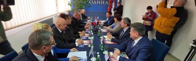 Rusi došli u Jagodinu sa šalovima Jedinstvene Srbije: Sledimo viziju Dragana Markovića Palme i Vladimira Žirinovskog