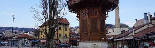 Drama u Sarajevu: Fasada pala na prolaznika, odmah prebačen u bolnicu