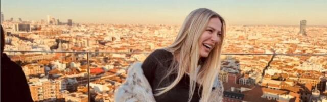 U jeku priča da se razvodi od Đoleta oglasila se Vesna: Nasmejana, pozira u preuskim farmerkama, evo gde uživa