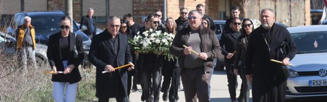 SAHRANA DRAGANA LAZIĆA: Poznati izjavljuju saučešće porodici, Darko ne prestaje da mu doziva IME (VIDEO)