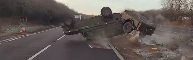 Audi presekao put vojnom vozilu, usledila stravična nesreća: Vojnici teško povređeni, snimak je strašan