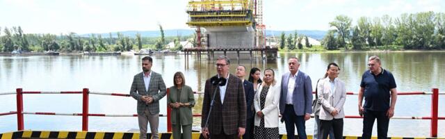 Danas spajanje glavne konstrukcije na mostu preko Dunava kod Novog Sada, Vučić kritikuje kašnjenje radova
