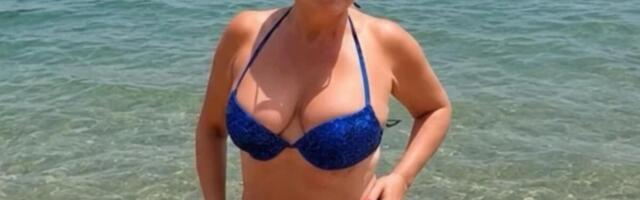 Srpska pevačica (51) počastila VRELINOM! Skinula se u mini plavi bikini i šokirala: "UZIMALA SAM 50.000 MARAKA..."