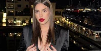 ĆERKA ZDRAVKA ČOLIĆA OTIŠLA NA PLAŽU PA SE SVUKLA! Una pokazala sve svoje obline, vidi se sa čim raspolaže i gore i dole (FOTO)