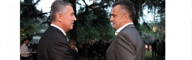 Krah bratstva Đukanović-koncern Vijesti: U dimu suzavca na Belvederu propao plan sijamskih blizanaca Prve i Druge familije da razbiju SPC i srpsko jedinstvo!