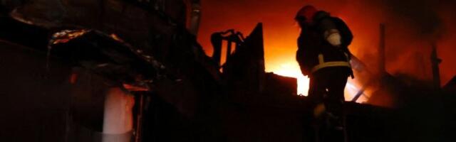 Požar progutao kuću u Nišu: Vatrogasci dali sve od sebe da savladaju plamen (VIDEO)