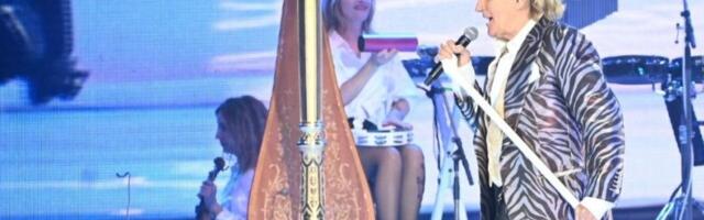 Kataijev dres dali legendarnom rokeru! Rod Stjuart nosi crvenu-belu desetku! (FOTO)