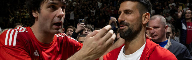 ĐOKOVIĆ ZAPEVAO ČUVENU PESMU I EMOTIVNO SE OPROSTIO OD TEA: Kada ti najveći pošalje ovakvu poruku, znaš koliko vrediš! (VIDEO)