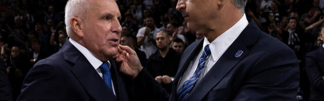 Janis Sferopulos seda na užarenu klupu?