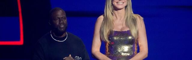 Hajdi Klum dekolteom zapalila scenu: Zlatna haljina do poda i bujne grudi u prvom planu (FOTO)