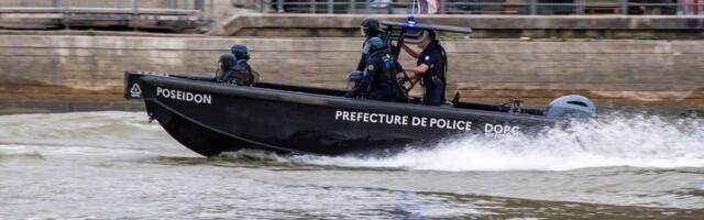 IZVUČENO TELO BEZ RUKE I SA UBODNIM RANAMA! Horor u Parizu: Prolaznici primetili kako PLUTA rekom - OVAJ detalj sve ŠOKIRAO!