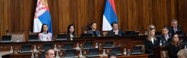 VIŠE NE ZNAJU GDE UDARAJU! Blokaderi napali opoziciju u Skupštini! (FOTO)