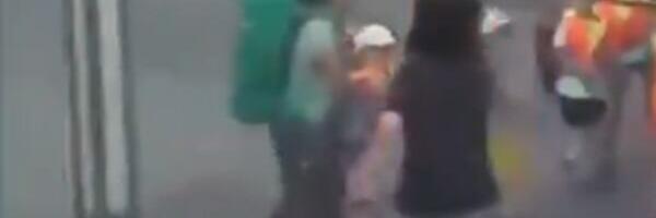 TERORISTIČKI NAPAD NEDALEKO OD CIRIHA?! Izbodeno nekoliko ljudi, muškarac vikao "Alahu akbar" i ubadao na stanici! Objavljen snimak užasa (VIDEO)