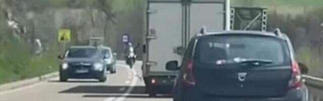 STRAVIČAN SNIMAK SA IBARSKE MAGISTRALE! Vozač BMW pravio haos na putu, TRAGEDIJA IZBEGNUTA ZA DLAKU! (VIDEO)