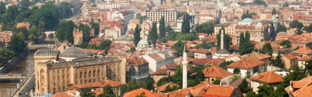 "BAJKA O LOVU NA LJUDE! UVERLJIVO KOLIKO I TVRDNJA DA JE KING KONG BRANIO SARAJEVO" Nemački list raskrinkao navode o "Sarajevo safariju": Detaljna analiza