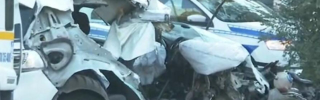 JEZIV SNIMAK TEŠKE SAOBRAĆAJKE U USTANIČKOJ: Tela od siline udarca odletela na drugu stranu ulice! (VIDEO)