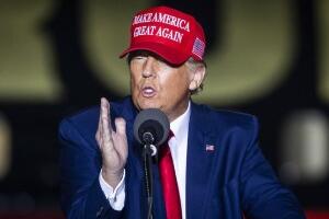Мајице са ликом Рона Десантиса на првом предизборном митингу Доналда Трампа