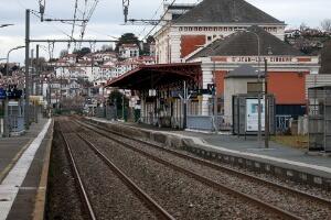 Штрајкови широм Француске – стали возови, блокиране рафинерије, електране и школе