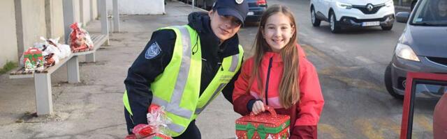 FOTO: Pripadnici zrenjaninske policije delili paketiće najmlađim učesnicima u saobraćaju