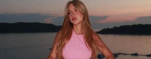 ĆERKA GOCE TRŽAN POKAZALA DEČKA! Uslikala ga u mračnoj sobi: Evo šta su radili (FOTO)