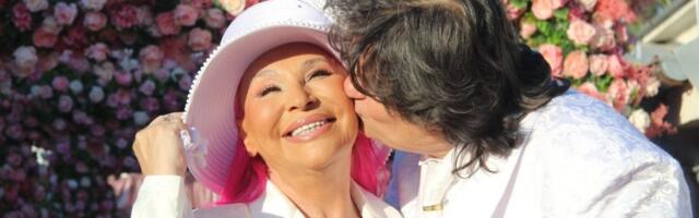 Estradni par zajedno ide u toalet - U luksuznom domu kupatilo sa dve wc šolje (FOTO)